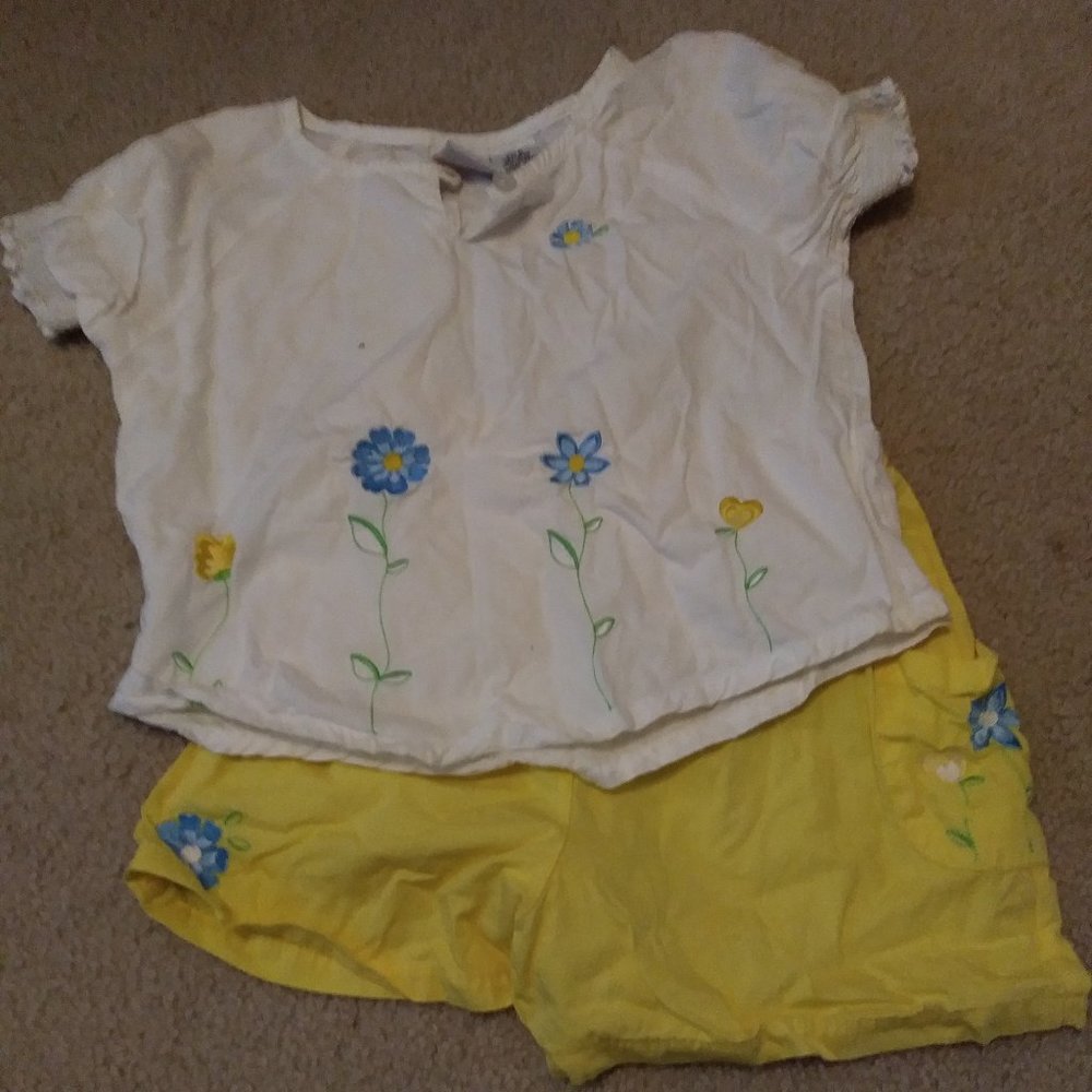 White and yellow short set
